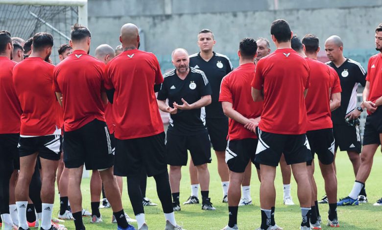 Djamel Belmadi entouré de joueurs de l'équipe nationale