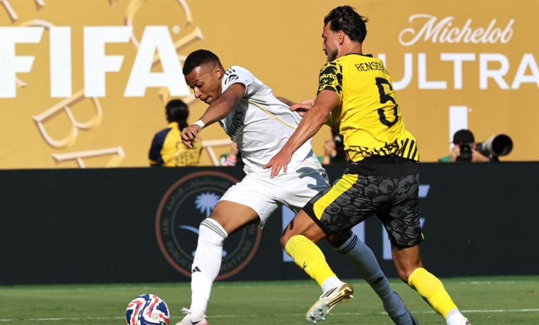 Bensebaini lors du match Borussia Dortmund - Real Madrid