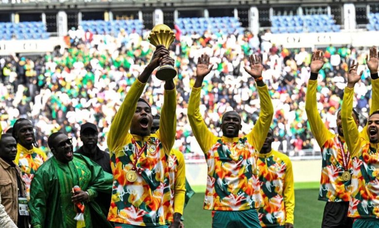 Le Sénégal brandit son trophée au stade de France
